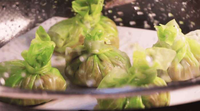 饺子馅的新鲜吃法,比拿来包饺子还要好吃!,将包好的菜包下锅隔水蒸。