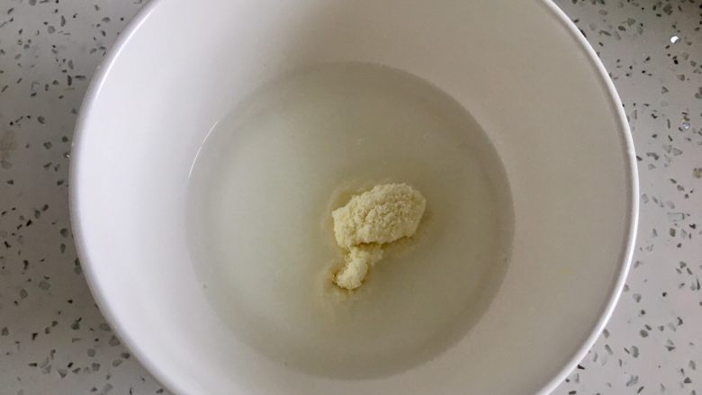 水果咖啡蛋挞,60℃饮用水加入全脂奶粉，搅拌均匀，如果用纯牛奶就不用这么麻烦，我是为了消耗奶粉，所以没有用牛奶。