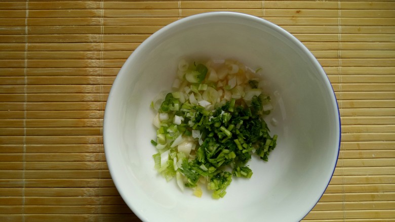 蔬菜沙拉,葱姜蒜适量。