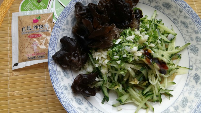 蔬菜沙拉,放入葱姜蒜、耗油、<a style='color:red;display:inline-block;' href='/shicai/ 847'>香油</a>、盐。放入适量<a style='color:red;display:inline-block;' href='/shicai/ 4260'>沙拉</a>汁。