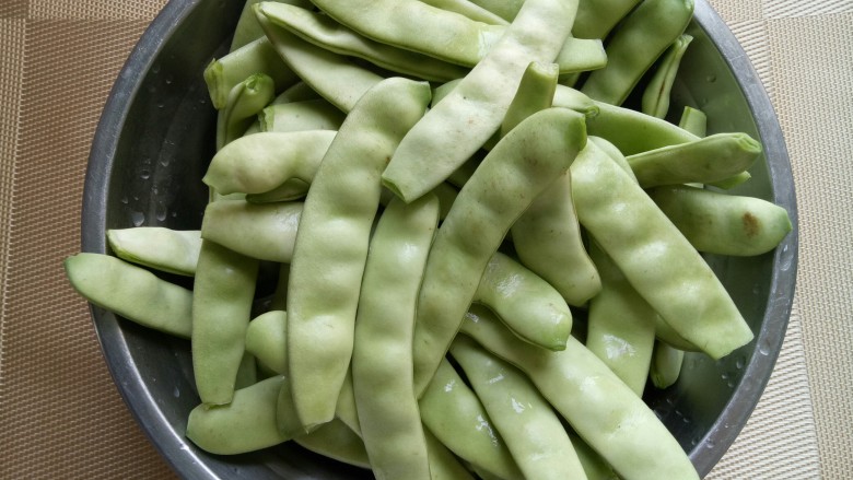 豆角炖土豆,<a style='color:red;display:inline-block;' href='/shicai/ 3639'>豆角</a>洗净，备用。