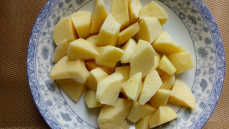 豆角炖土豆,<a style='color:red;display:inline-block;' href='/shicai/ 23'>土豆</a>打皮，洗净，切块。