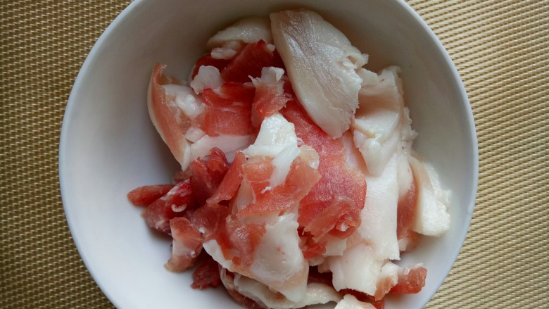 豆角炖土豆,猪肉切成薄片。