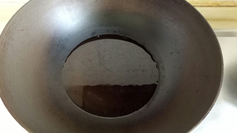 豆角炖土豆,锅中放适量豆油。