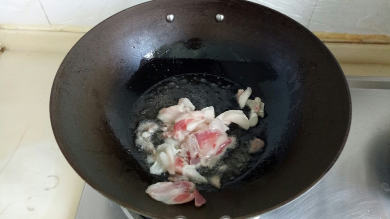 豆角炖土豆,油热到7分时，放入切好的肉。在放入葱姜蒜。