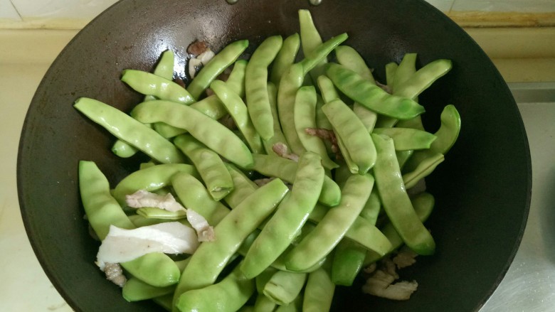 豆角炖土豆,肉炒好后，放入豆角。翻炒。