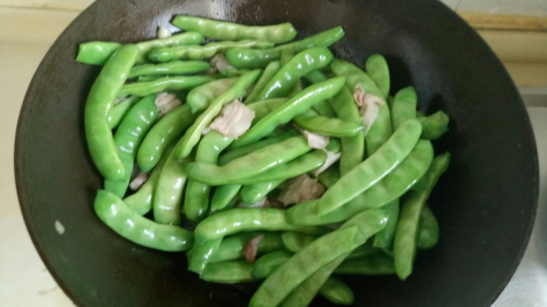 豆角炖土豆,豆角炒成翠绿色。