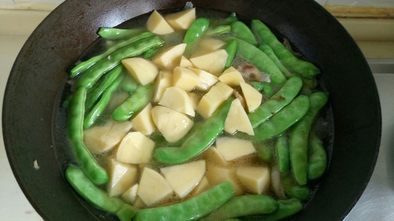 豆角炖土豆,炒好后，放入适量水，和切好的土豆块。