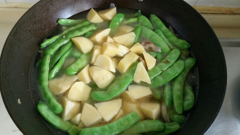 豆角炖土豆,在加入豆瓣酱，耗油，盐。炖15分钟左右。