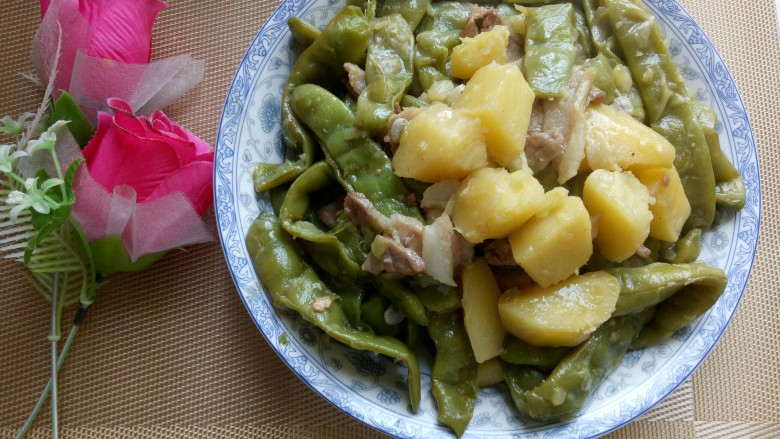 豆角炖土豆,香喷喷的豆角炖土豆完成了。