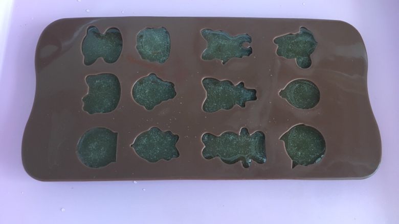 葡萄汁软糖,倒入模具,冰箱冷藏三个小时以上。