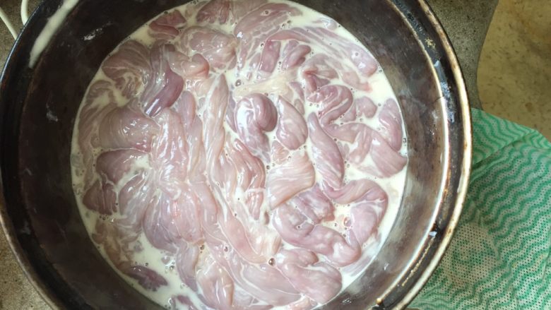 日式味噌煮九转小肠,再撒一大把生粉,抓匀,抓揉十几下,然后用水搓洗干净,捞出来。