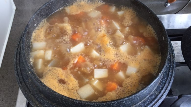 日式味噌煮九转小肠,一小时后,把魔芋豆腐和胡萝卜白萝卜加入锅里,一起炖。大火煮开,中火炖25分钟,最后大火收汁。