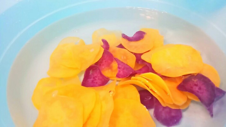 彩薯脆片,时间到了后,捞出过凉水。