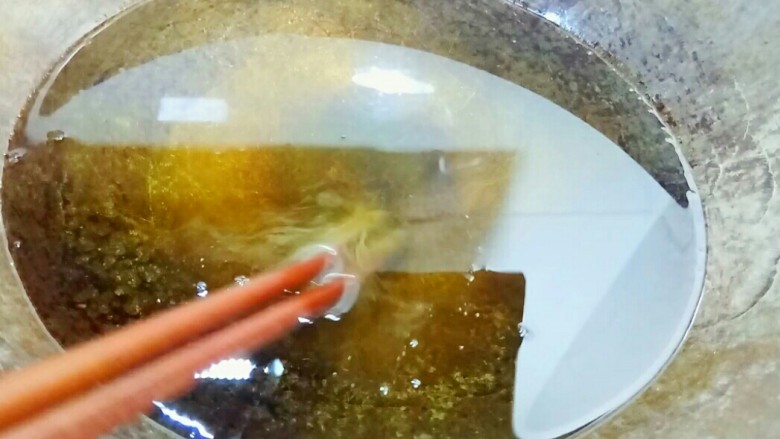 彩薯脆片,锅里倒油,木筷子冒泡就可以放薯片炸了。
