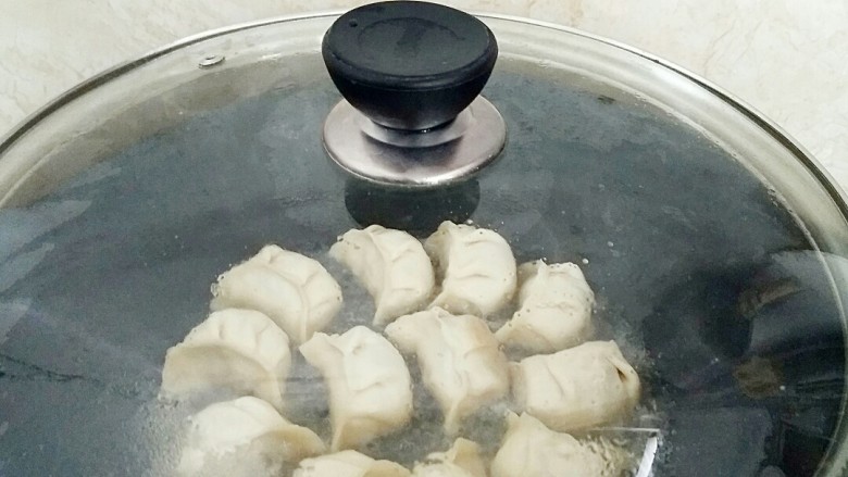 鲜肉灌汤煎饺,盖上锅盖小火闷煎,到水分收干。