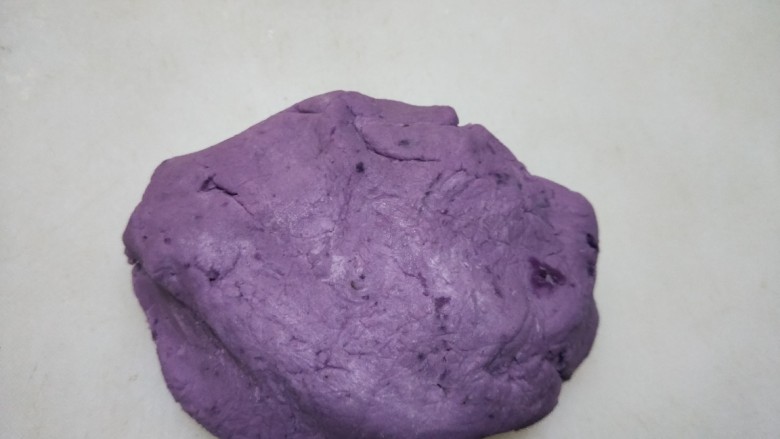 手工芋圆奶茶,慢慢的在紫薯和红薯里分别加入一半量的木薯粉,一定要慢慢一点一点加哦!因为木薯粉不容易揉进去,就用手抓着揉多揉一会儿就行哦!揉好的团子是这样的,不会粘手,但是不会像白面团那么劲道。