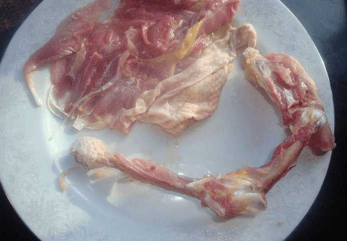 鸡腿的新吃法,你一定没试过,又香又好吃,用厨房剪刀把鸡胸肉和骨头分离,鸡胸肉分开