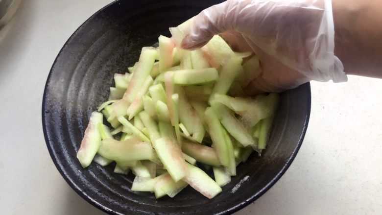 凉拌西瓜皮,用手抓抓拌匀,腌出水份。