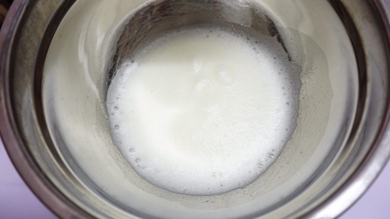 基础戚风蛋糕(两蛋配方),打蛋器先开中档将蛋清打发至颜色变白,体积开始膨胀后,第一次加入三分之一白砂糖。