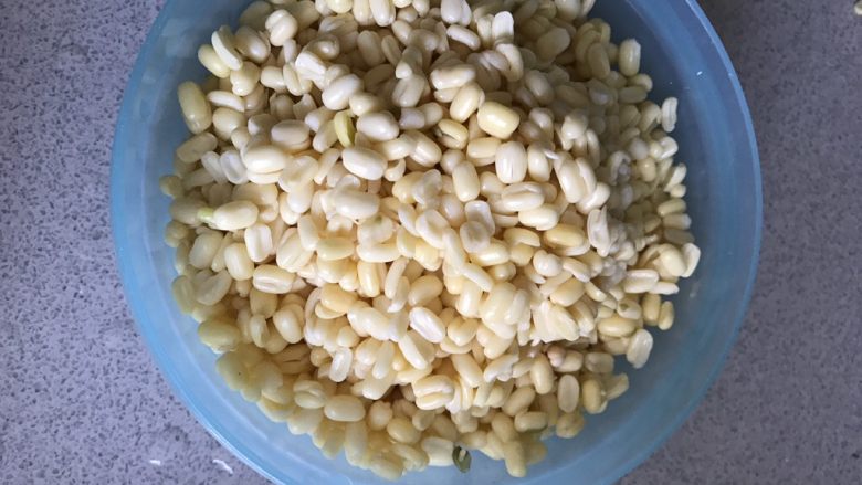 炎炎夏日,来块绿豆糕当下午茶吧,来张特写