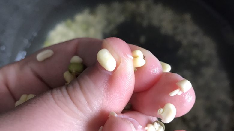 炎炎夏日,来块绿豆糕当下午茶吧,觉着第二天还有很多绿豆没有蜕皮,只能抓一把手搓绿豆,这个过程有点痛苦