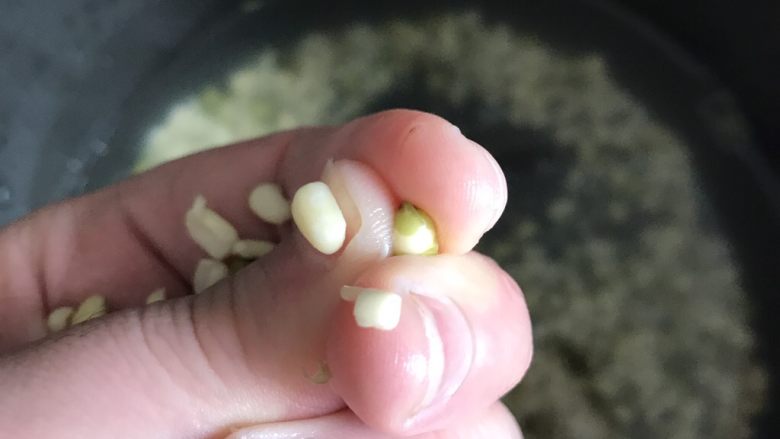 炎炎夏日,来块绿豆糕当下午茶吧,看到没?就这样手搓绿豆皮