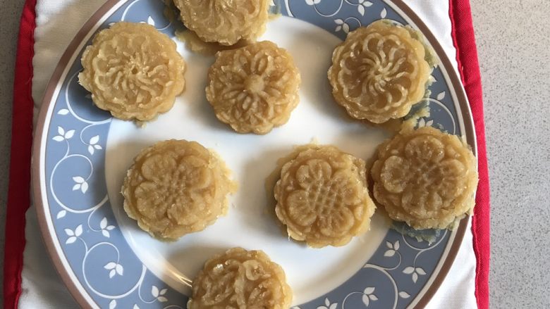 炎炎夏日,来块绿豆糕当下午茶吧,根据你自己喜欢的花型,一个个压完