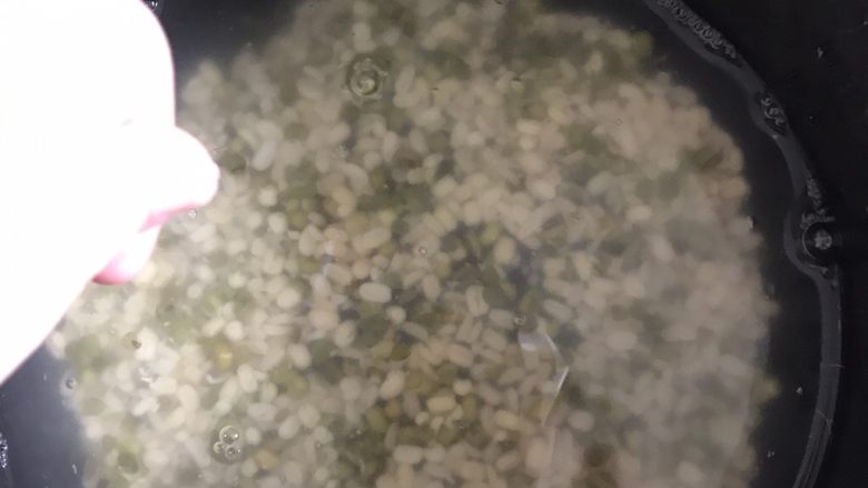 炎炎夏日,来块绿豆糕当下午茶吧,还没搓完😢