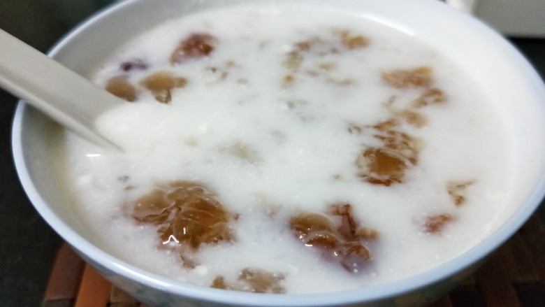 桃胶牛奶🐮,熄火然后盛在碗里放凉!再摆入冰箱雪藏半小时再吃口感会更好吃!