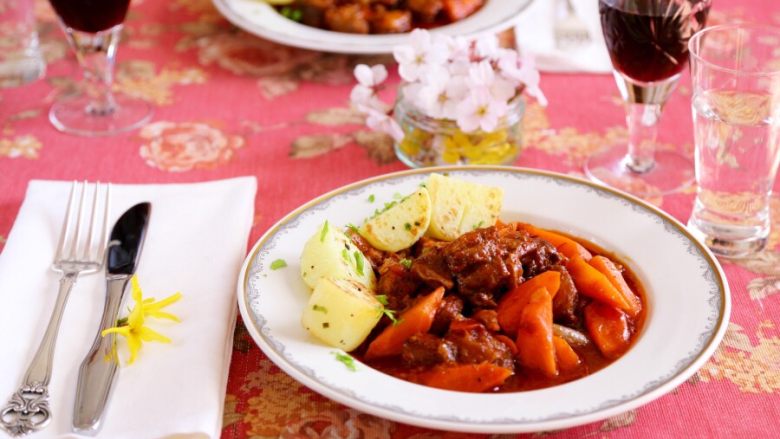 #食二星座#法式红酒炖牛肉
Boeuf Bourguignon,标准的西餐摆桌,西餐盘,刀叉,餐巾纸,红酒,纯净水,还有鲜花。