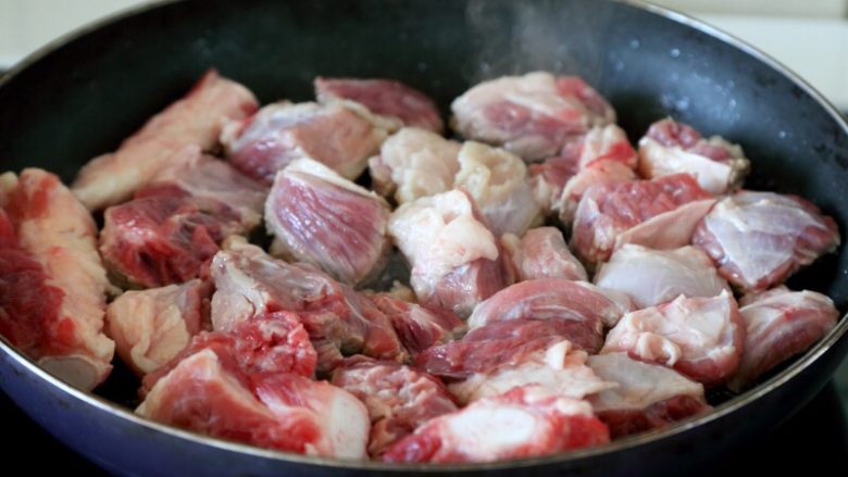 #食二星座#法式红酒炖牛肉
Boeuf Bourguignon,4.捡出油渣,油留在锅里,将牛肉平铺在锅中。
注:如果没有过多的肥牛肉,就用橄榄油或普通植物油煎牛肉。