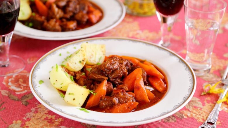 #食二星座#法式红酒炖牛肉
Boeuf Bourguignon,13.红酒炖牛肉和土豆盛到西餐盘中，还有红酒，这就是地道的法式红酒炖牛肉。
当然了你想配面包、米饭，或意面、面条也是可以的，这道法式炖牛肉与我们平常的红烧牛肉是极其相似的。
