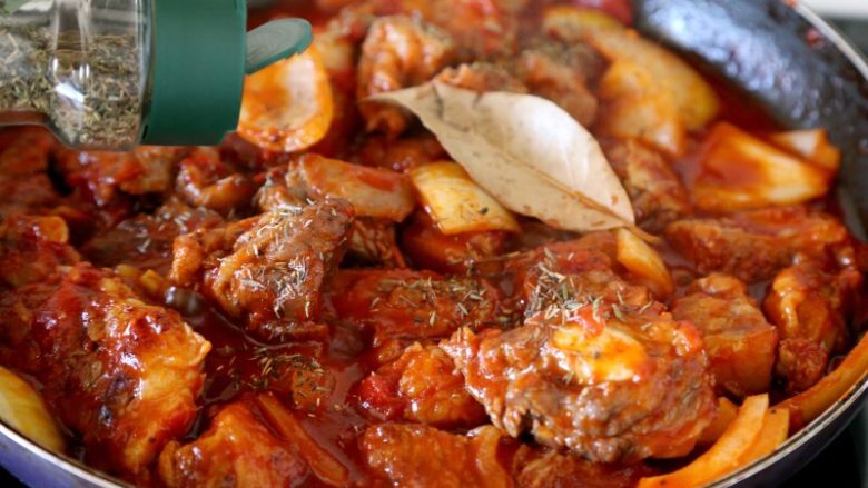 #食二星座#法式红酒炖牛肉
Boeuf Bourguignon,9.加入<a style='color:red;display:inline-block;' href='/shicai/ 845'>高汤</a>、1片香叶和1小撮的百里香和欧芹(尽可能用新鲜的香料,没有就用干的)。
注:<a style='color:red;display:inline-block;' href='/shicai/ 845'>高汤</a>可以是市售浓缩牛<a style='color:red;display:inline-block;' href='/shicai/ 845'>高汤</a>,也可以是自己炖的清鸡汤或牛骨清汤,没有就用清水,或卤牛肉的老卤(我用的就是老卤)代替。