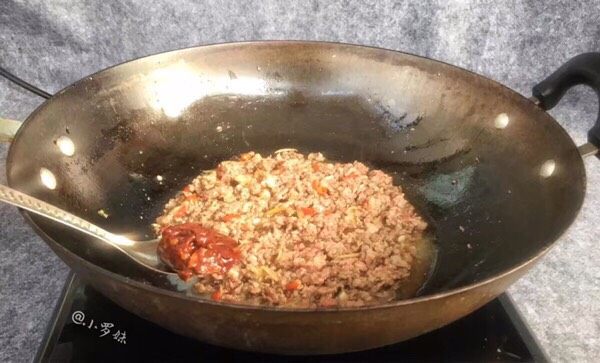 #食二星座#芹菜炒牛肉末,添加半勺<a style='color:red;display:inline-block;' href='/shicai/ 705'>豆瓣酱</a>翻炒片刻。