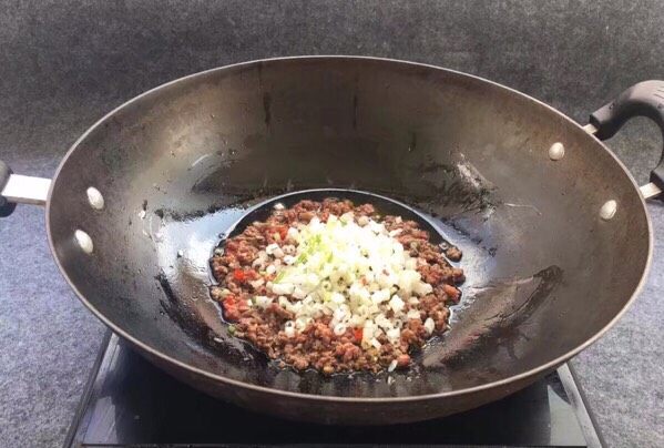 #食二星座#芹菜炒牛肉末,接着下芹菜末一起同炒
