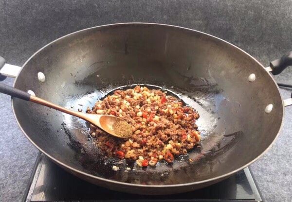 #食二星座#芹菜炒牛肉末,添加<a style='color:red;display:inline-block;' href='/shicai/ 12043'>花椒粉</a>半勺,盐少许翻炒片刻,添加豆瓣酱咸味重,可以稍稍加点盐就足够。