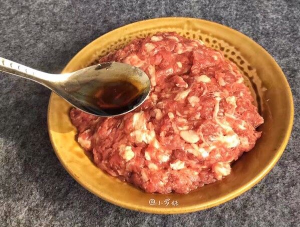 #食二星座#芹菜炒牛肉末,添加1勺<a style='color:red;display:inline-block;' href='/shicai/ 718'>料酒</a>,拌均腌制10分钟。