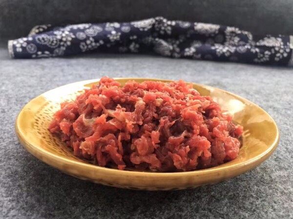 #食二星座#芹菜炒牛肉末,牛肉买回来后清洗干净沥干水分,切小块,用刀剁成肉糜。
