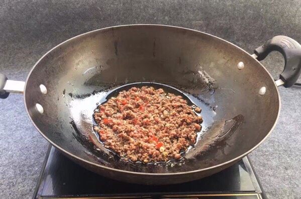 #食二星座#芹菜炒牛肉末,将腌制好的牛肉糜倒入锅中,大火爆炒。