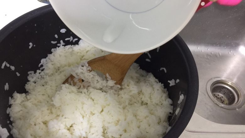 🍣木鱼花寿司🍣,用350克的米 做一锅香喷喷的白米饭🍚 开盖微微放凉一会 撒上寿司醋与米饭拌匀 这样的米饭 已经很好吃了 偷偷的吃了两口 🤤