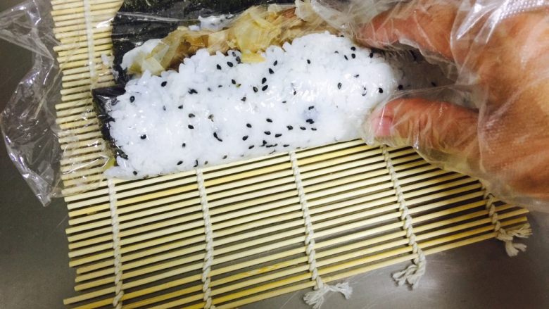 🍣木鱼花寿司🍣,提起靠近身边卷起