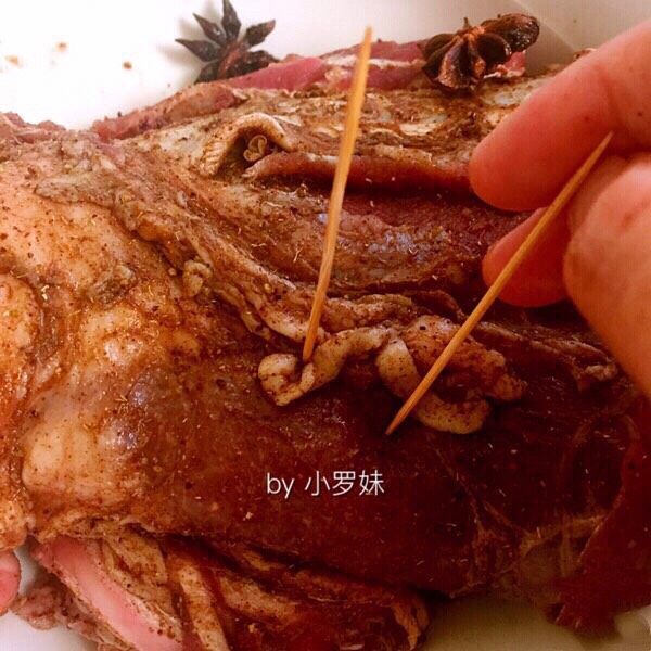 #食二星座#凉拌麻辣牛肉片,用牙签在牛肉上均匀撮洞,目的是让牛肉更好入味。