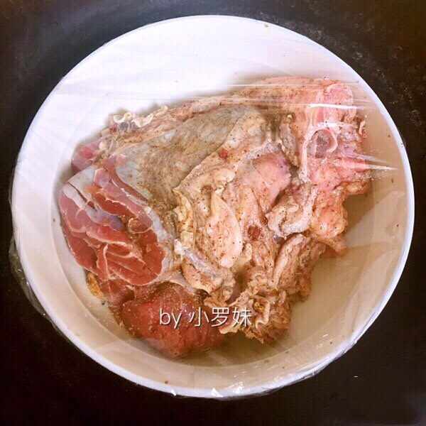 #食二星座#凉拌麻辣牛肉片,盖上保鲜膜放入冰箱冷藏腌制8个小时以上,也可以腌制一夜。