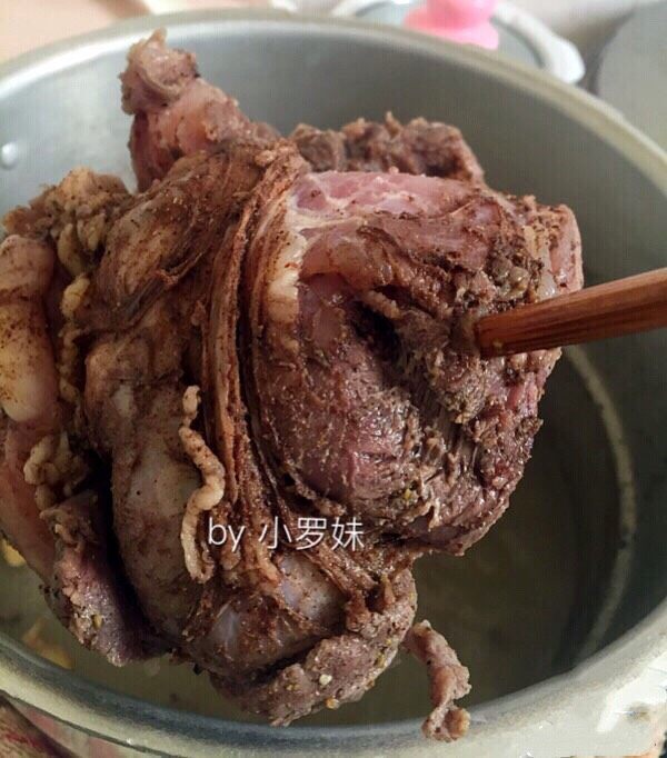 #食二星座#凉拌麻辣牛肉片,牛肉入锅改中火焖1个半小时，用筷子能插进牛肉即可关火，盖上锅盖，让牛肉继续侵泡在汤卤中直至自然冷却。卤制牛肉不宜时间过长，以能插入筷子为宜，过软会导致牛肉散烂切不成形。卤好的牛肉不急于捞出，一放面可以让牛肉进一步软化，另一方面可以让牛肉的水分得以充分的保留，不至于过分干硬。