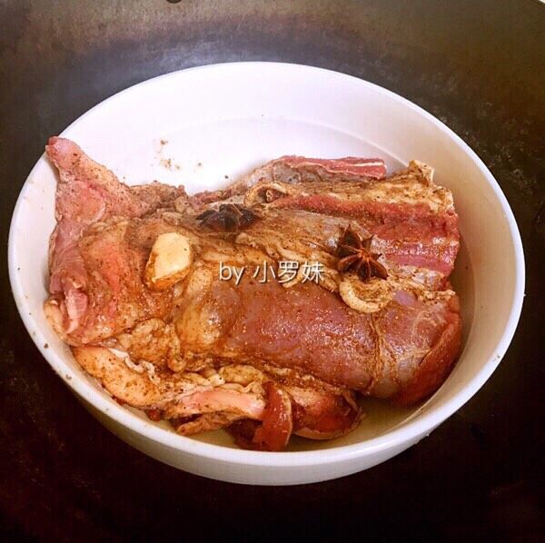 #食二星座#凉拌麻辣牛肉片,倒少许<a style='color:red;display:inline-block;' href='/shicai/ 900'>白酒</a>在手中,将牛肉揉搓均匀,加两勺盐继续揉搓按摩,让盐均匀地分布在牛肉表面,再放入五香粉两勺,八角,花椒,山奈,桂皮继续揉搓按均匀。