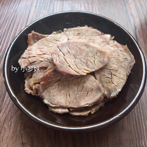 #食二星座#凉拌麻辣牛肉片,卤好的牛肉自然凉透,就可以切片(牛肉放冰箱冷藏一夜,就比较容易切片哦)