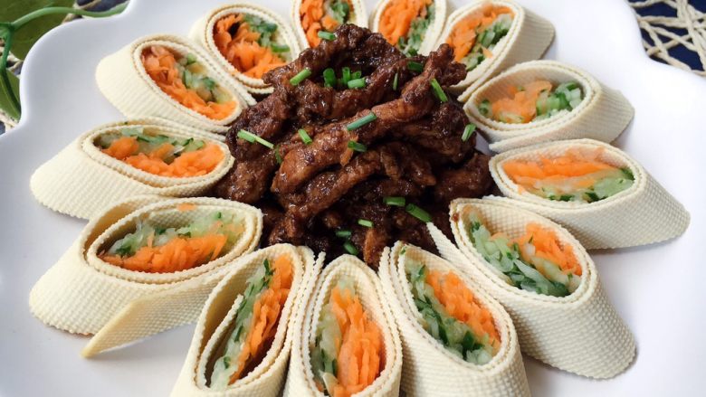 京酱肉丝,码成一个圈,中间填上肉丝