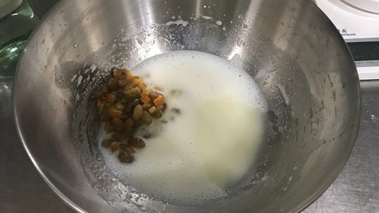 朗姆酒葡萄干戚风蛋糕,倒入朗姆酒和酒渍的葡萄干橙皮丁,混合均匀