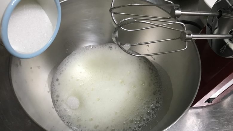 朗姆酒葡萄干戚风蛋糕,打蛋器高速打发至粗泡状态,加入三分之一的砂糖